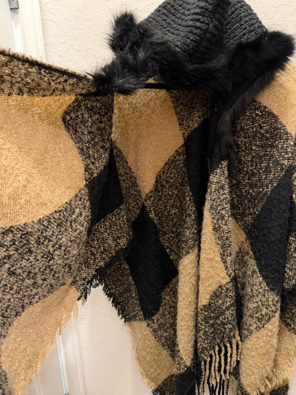 Hooded shawl with simple fur around the face